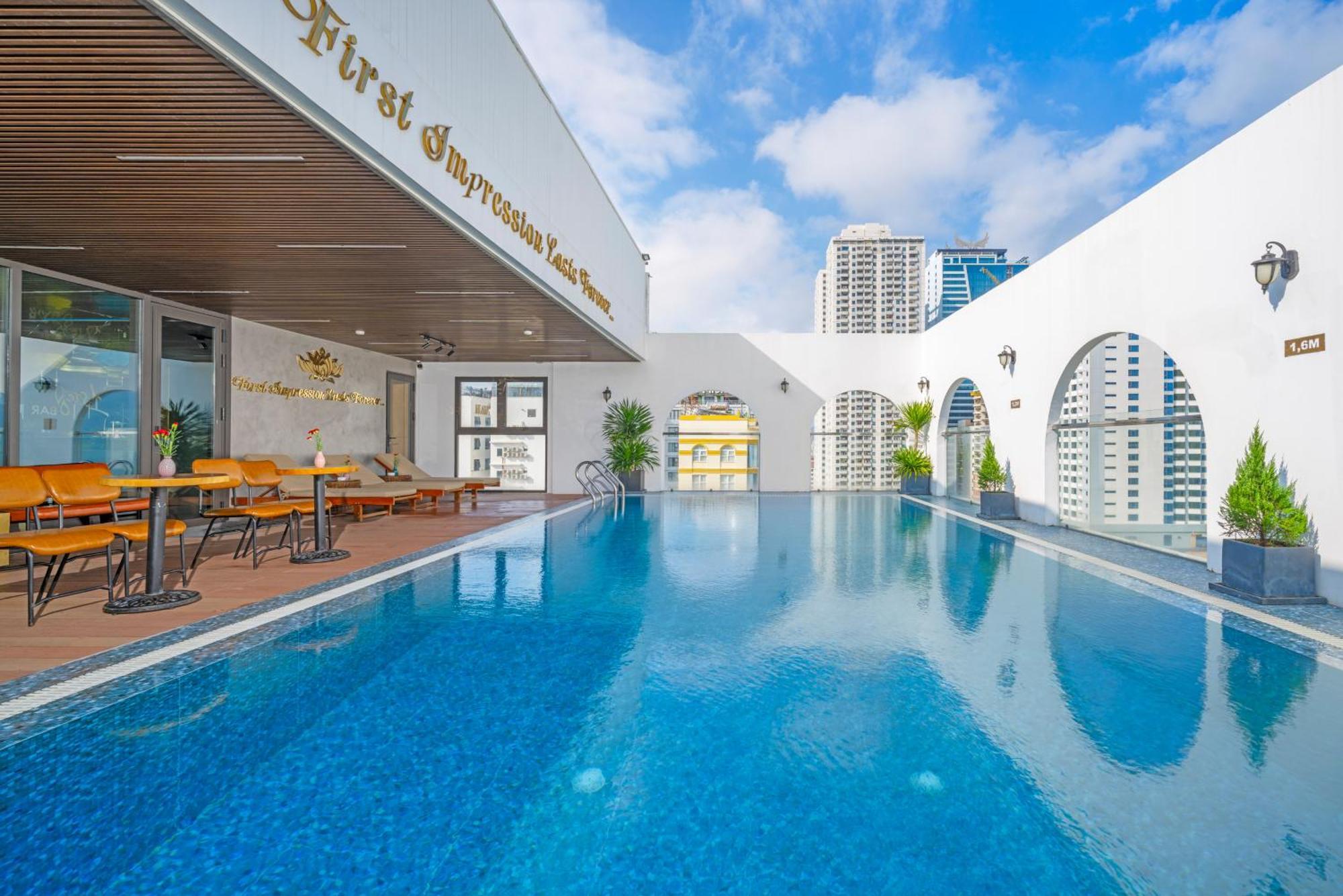 Golden Lotus Hotel Da Nang - Rooftop Bar Sea View Exterior foto